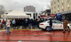 Bursa'da vatandaşlar Kızılay Kan Merkezi önünde kuyruk oluşturdu