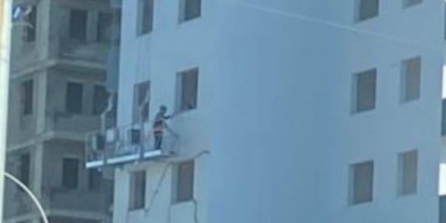 Adana'da depremden etkilenen binanın çatlakları sıvayla kapatıldı